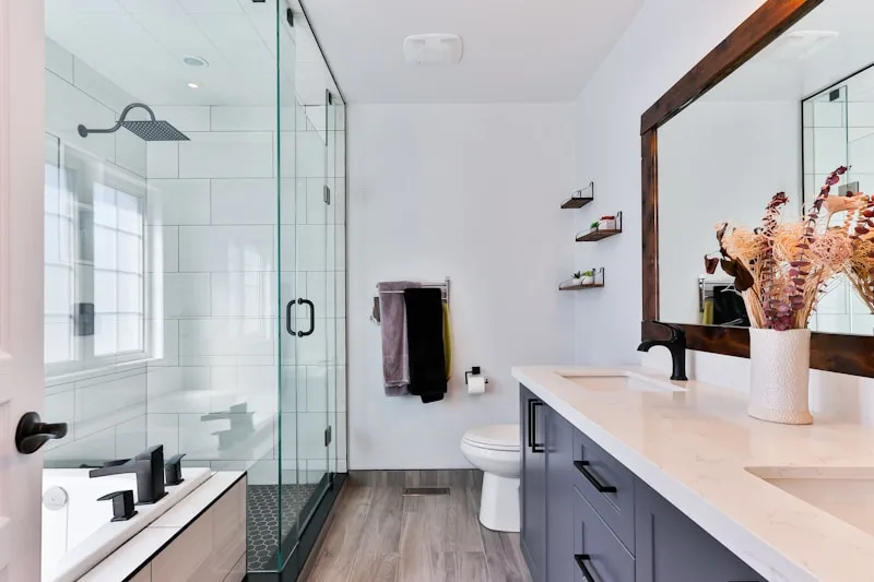 Baño moderno perfectamente limpio con vidrio brillante y superficies relucientes
