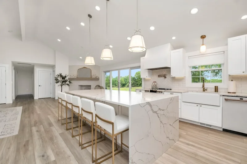 Cocina premium impecable con encimeras limpias, electrodomésticos modernos y luz natural